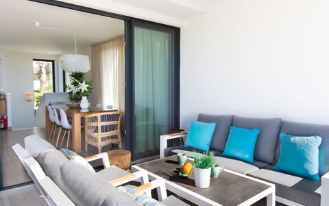 Royal Palm: Tabelle, Couch, Möbel, Eigentum, Pflanze, Zimmerpflanze, Komfort, Kissen, Wohnzimmer, Gebäude