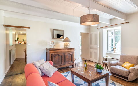 Ti Ar Stang: Tabelle, Möbel, Couch, Komfort, Bilderrahmen, Azurblau, Holz, Kissen, Interior Design, Gebäude