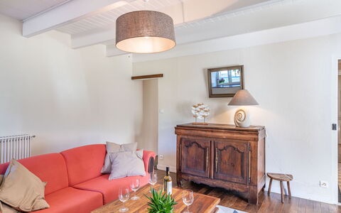 Ti Ar Stang: Tabelle, Möbel, Eigentum, Couch, Holz, Cabinetry, Interior Design, Bilderrahmen, Flooring, Fussboden