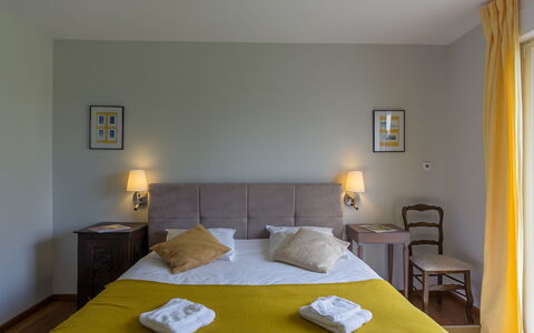 La Grève Bleue: Eigentum, Möbel, Gebäude, Komfort, Holz, Textil, Schatten, Bett, Die Architektur