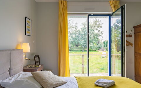 La Grève Bleue: Eigentum, Gebäude, Fenster, Komfort, Schatten, Holz, Interior Design, Gelb, Bettrahmen