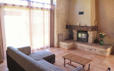 La Grange Jacques 600.2: Möbel, Tabelle, Eigentum, Gebäude, Couch, Holz, Interior Design, Pflanze, Komfort, Wohnzimmer