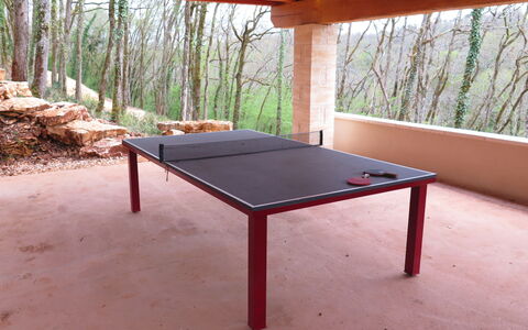 La Ferme: Tabelle, Holz, Pflanze, Baum, Schatten, Rechteck, Sportausrüstung, Fussboden, Gebäude, Flooring