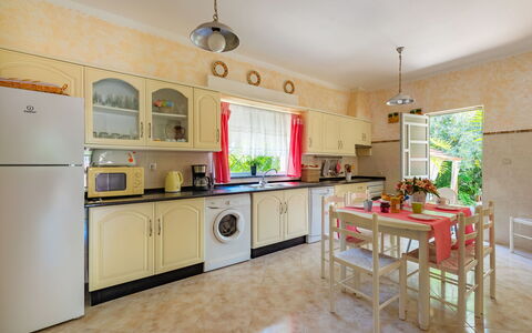 Isaurinda: Möbel, Cabinetry, Gebäude, Countertop, Zimmerpflanze, Schublade, Stuhl, Herd, Küche, Küchengerät