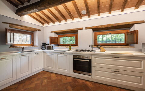 Villa Chio: Countertop, Cabinetry, Möbel, Eigentum, Zapfhahn, Fenster, Gebäude, Küche, Zimmerpflanze, Küchengerät