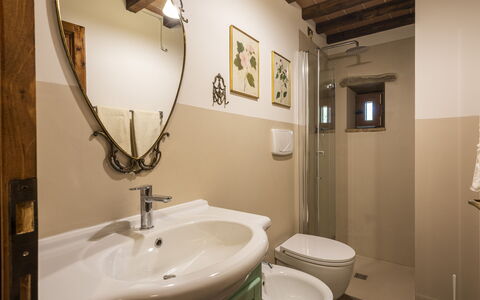 Villa Chio: Spiegel, Zapfhahn, Armatur, Bad Sink, Sinken, Eigentum, Fotografieren, Pflanze, Badezimmer, Lila