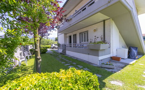 Pontremoli Apartments: Pflanze, Gebäude, Eigentum, Blatt, Botanik, Gras, Baum, Schatten, Urban Design, Nachbarschaft