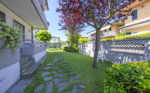 Pontremoli Apartments: Pflanze, Eigentum, Gebäude, Strassenbelag, Baum, Vegetation, Urban Design, Gras, Himmel, Schatten