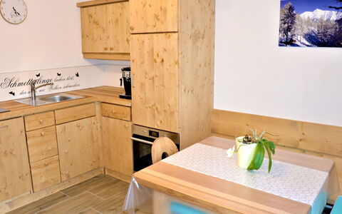 Wiesenhof: Cabinetry, Möbel, Countertop, Tabelle, Eigentum, Weiss, Sinken, Gebäude, Grün, Holz