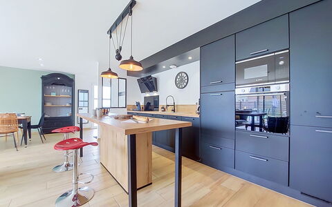 Les Lagons du Lividic: Möbel, Interior Design, Küche, Cabinetry, Flooring, Countertop, Fussboden, Light Fixture, Holz, Stuhl