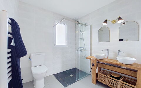 Les Lagons du Lividic: Armatur, Badezimmer, Flooring, Fussboden, Interior Design, Sinken, Toilette, Badezimmerschrank, Bad Sink, Zapfhahn