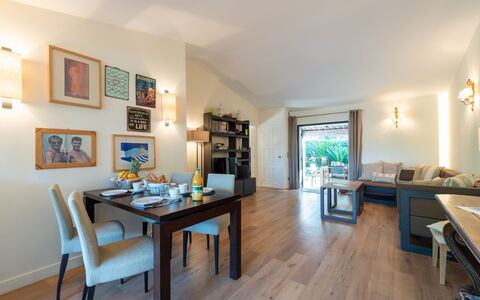Les Cottages des Mûriers: Tabelle, Bilderrahmen, Möbel, Gebäude, Azurblau, Holz, Wohnzimmer, Stuhl, Flooring, Schreibtisch