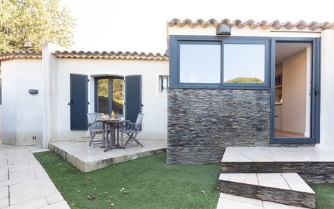 Les Cottages des Mûriers: Pflanze, Gebäude, Grundstueck, Fenster, Gras, Interior Design, Schatten, Hütte, Fussboden, Wohngebiet