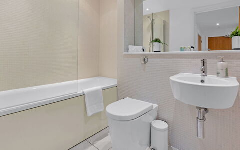 Canary Wharf 302: Badezimmer, Interior Design, Flooring, Armatur, Fussboden, Toilette, Installation, Badewanne, Zapfhahn, Sinken