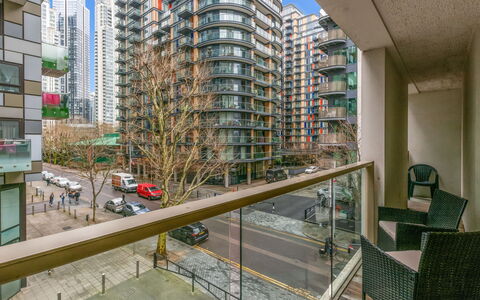 Canary Wharf 302: Strauch, Garten, Wohngebiet, Pflanzengemeinschaft, Grundstueck, Ground, Landscaping, Hinterhof, Garten