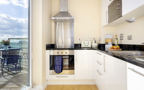 Amber Court 1: Cabinetry, Möbel, Countertop, Holz, Herd, Interior Design, Küchengerät, Küche, Fenster, Gebäude