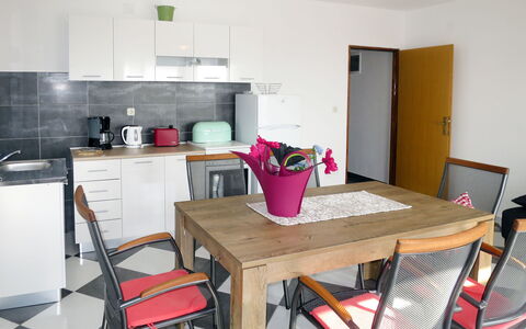 Tomislav: Tabelle, Möbel, Eigentum, Stuhl, Cabinetry, Countertop, Interior Design, Beleuchtung, Holz, Flooring
