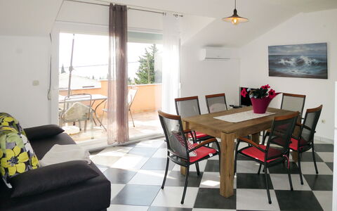 Tomislav: Tabelle, Möbel, Eigentum, Stuhl, Gebäude, Holz, Interior Design, Rechteck, Flooring, Wohnzimmer