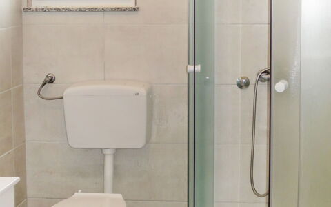 Tomislav: Armatur, Eigentum, Fotografieren, Toilleten Sitz, Weiss, Badezimmer, Toilette, Lila, Interior Design