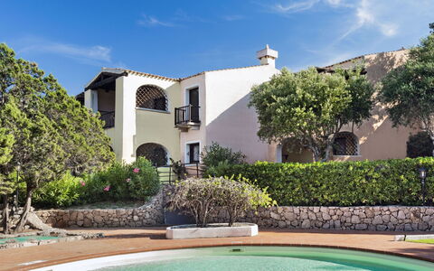 Porto Cervo 624: Wasser, Himmel, Pflanze, Schwimmbad, Baum, Arecales, Schatten, Urban Design, Freizeit, Gras