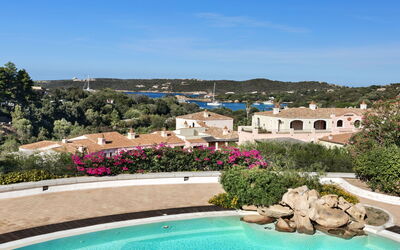 Porto Cervo 624: Wasser, Himmel, Pflanze, Gebäude, Schwimmbad, Azurblau, Baum, Natürliche Landschaft, Freizeit, Landschaft