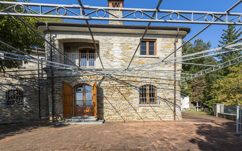 Villa Montignoso: Eigentum, Himmel, Fenster, Gebäude, Holz, Tür, Elektrizität, Haus, Wohngebiet