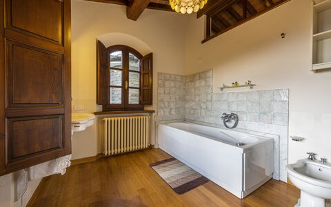 Villa Montignoso: Badewanne, Eigentum, Armatur, Fenster, Holz, Badezimmer, Bilderrahmen, Zapfhahn, Interior Design