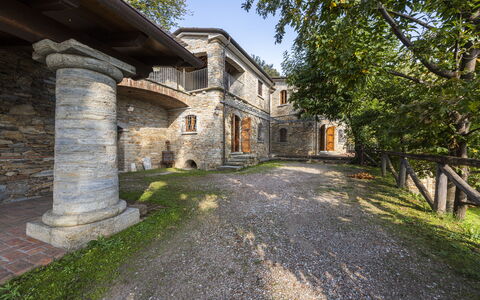 Villa Montignoso: Pflanze, Eigentum, Gebäude, Himmel, Fenster, Baum, Haus, Strassenbelag, Hütte, Gras