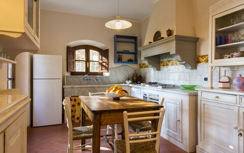 Villa Montignoso: Cabinetry, Countertop, Eigentum, Möbel, Küchengerät, Herd, Holz, Küche, Interior Design, Tabelle