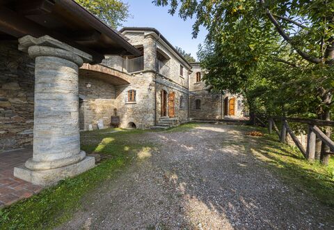 Villa Montignoso: Pflanze, Eigentum, Gebäude, Himmel, Fenster, Baum, Haus, Strassenbelag, Hütte, Gras