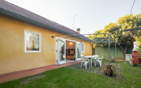 Villa Isola: Pflanze, Himmel, Gebäude, Fenster, Stuhl, Baum, Hütte, Grundstueck, Gras, Strassenlicht