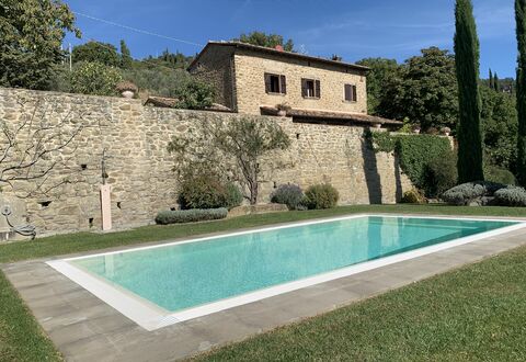 Villa Adelfa: Wasser, Himmel, Gebäude, Pflanze, Azurblau, Schwimmbad, Fenster, Rechteck, Baum, Grundstueck