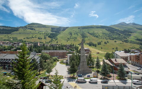 La Grande Chaume: Wolke, Himmel, Berg, Gebäude, Baum, Hochland, Pflanze, Landschaft, Urban Design, Morgen