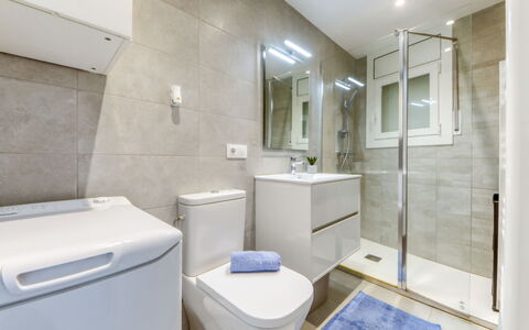 Las Palmeras: Spiegel, Armatur, Eigentum, Zapfhahn, Sinken, Toilleten Sitz, Badezimmer, Toilette, Bad Sink, Lila