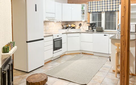 Tahkontupa: Küche, Interior Design, Küchengerät, Countertop, Flooring, Cabinetry, Holz, Möbel, Major Appliance, Decke