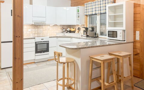 Tahkontupa: Küche, Möbel, Interior Design, Flooring, Countertop, Holz, Küchengerät, Decke, Cabinetry, Fussboden