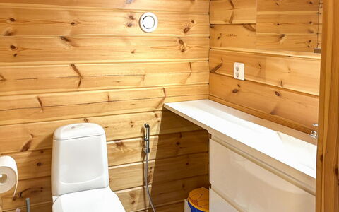 Tahkontupa: Toilleten Sitz, Flooring, Holz, Toilette, Fussboden, Armatur, Interior Design, Badezimmer, Installation, Zimmer