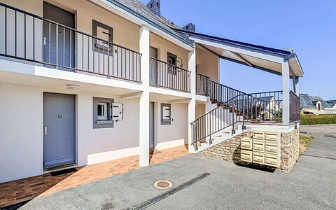 Belle Vue Mer et Piscine: Fassade, Wohngebiet, Zuhause, Tür, Verbundwerkstoff, Balkon, Beton, Steigung, Schatten, Geländer