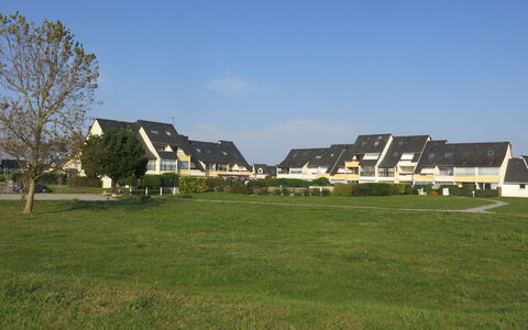 Belle Vue Mer et Piscine: Himmel, Pflanze, Wolke, Gebäude, Natürliche Landschaft, Baum, Fenster, Haus, Grundstueck, Gras