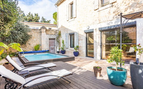 Le Mas Provençal: Pflanze, Gebäude, Möbel, Eigentum, Fenster, Himmel, Blumentopf, Zimmerpflanze, Azurblau, Blau