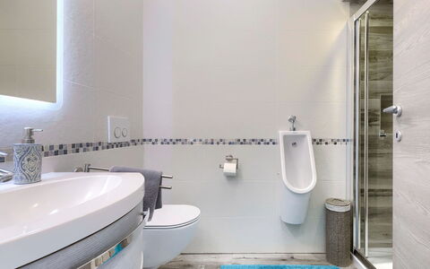 Villa Amaii: Eigentum, Armatur, Zapfhahn, Badezimmer, Lila, Blau, Bad Sink, Gebäude, Interior Design, Flooring