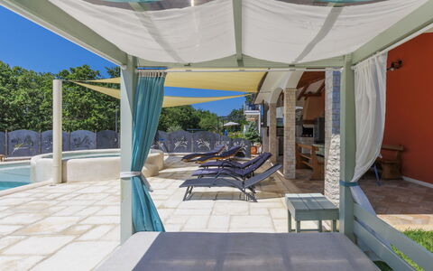 Villa Amaii: Pflanze, Schatten, Gartenmöbel, Interior Design, Schwimmbad, Die Architektur, Sonnenliege, Freizeit, Stuhl, Grundeigentum