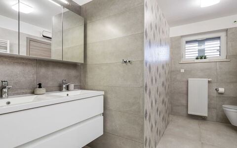 Matea: Spiegel, Armatur, Zapfhahn, Sinken, Gebäude, Badezimmer, Badezimmerschrank, Interior Design, Flooring