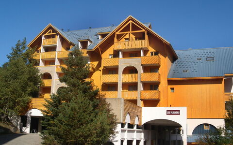 Chalets du Soleil: Himmel, Gebäude, Pflanze, Fenster, Baum, Haus, Nachbarschaft, Wohngebiet, Eigentumswohnung, Hütte