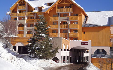Chalets du Soleil: Schnee, Gebäude, Fenster, Eigentum, Himmel, Haus, Steigung, Baum, Hütte, Nachbarschaft