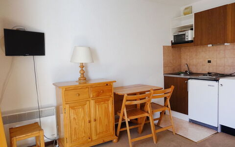 Chalets du Soleil: Zimmer, Möbel, Eigentum, Fussboden, Gebäude, Haus, Interior Design, Cabinetry, Hartholz, Küche