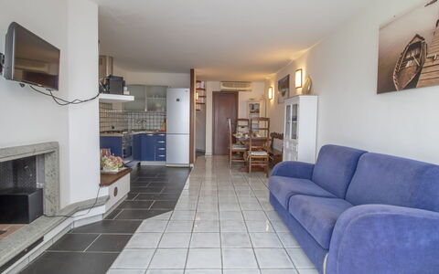 Fisherman Cove: Bilderrahmen, Couch, Eigentum, Tabelle, Möbel, Gebäude, Komfort, Interior Design, Beleuchtung, Studio Couch