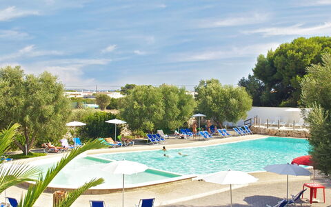 Porto Cesareo 604: Wasser, Pflanze, Wolke, Eigentum, Schwimmbad, Himmel, Baum, Azurblau, Gewässer, Freizeit