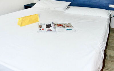 Happy Easy 680.1: Möbel, Bettrahmen, Rechteck, Holz, Fussboden, Flooring, Bett, Hartholz, Cabinetry, Schlafzimmer