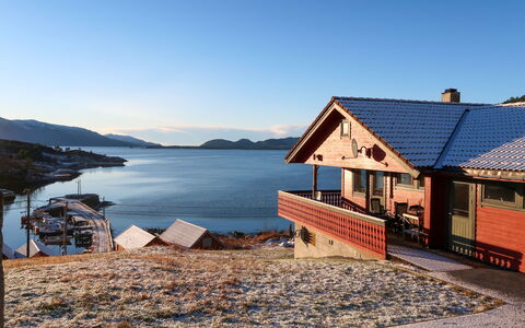 Bakkafall: Wasser, Himmel, Gebäude, Azurblau, Hochland, Berg, Fenster, Holz, Wolke, Haus